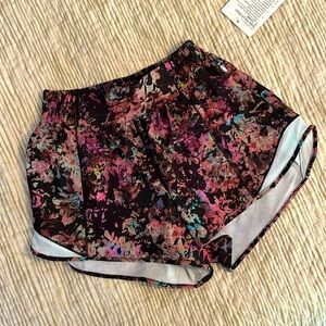 Lululemon hotty hot shorts. Black floral, size small NWT